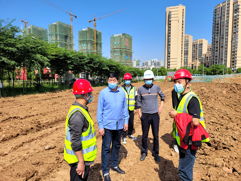 六安市重点工程建设管理处党组书记、主任陈斌到长安路南延项目调研复工复产工作