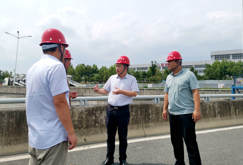 公司党委会书记、董事长钱申春到宿松路6标项目调研指导工作1